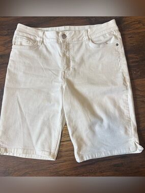 Liz Claiborne Sara White Denim Bermuda Shorts Size 12 Mid-Rise Stretch Casual
